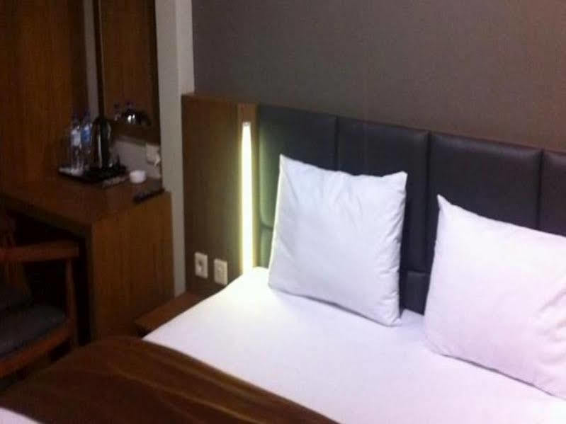 Votel Viure Hotel Jogjakarta Maguwo Exterior foto